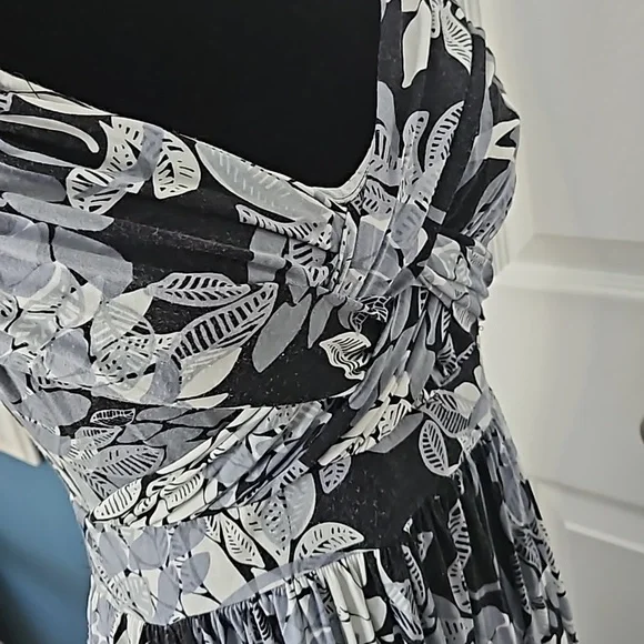 Elegant Black and White Floral Maxi Dress - Picture 4 of 10